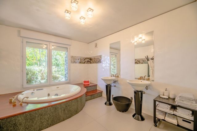 Afficher la photo en grand maison à vendre - 7 pièces - 314.07 m2 - ZONZA - 201 - CORSE - Century 21 Demeures Conseils