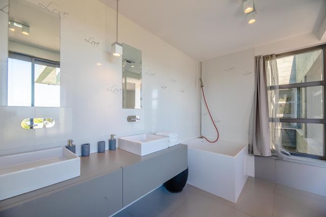 Afficher la photo en grand maison à vendre - 7 pièces - 314.07 m2 - ZONZA - 201 - CORSE - Century 21 Demeures Conseils